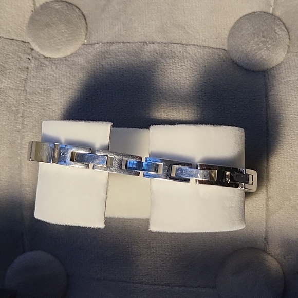 Vintage Tommy Hilfiger Watch - Picture 3 of 4